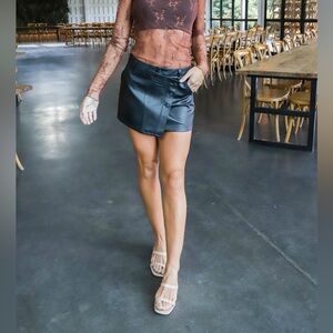 NEW Free People We the Free Wyann Vegan Faux Leather Mini Skirt-Size 31-Black.